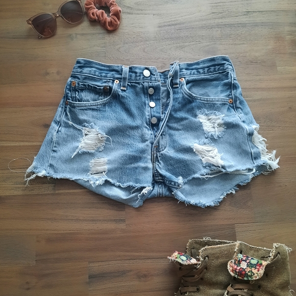 High Waisted Levi Deniem Shorts - Picture 2 of 6